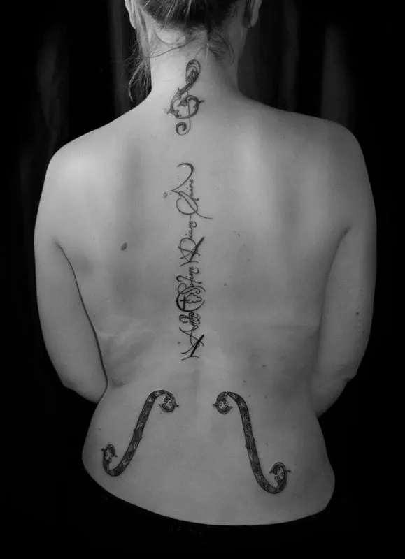 Tatouages avec écriture, Noaillan, Fragments d'Elle