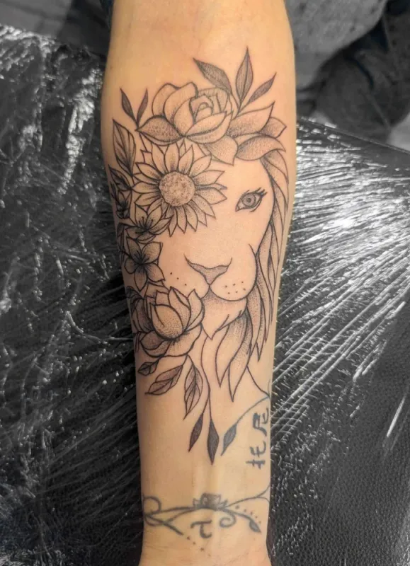 Tatouages fleurs lion, Noaillan, Fragments d'Elle