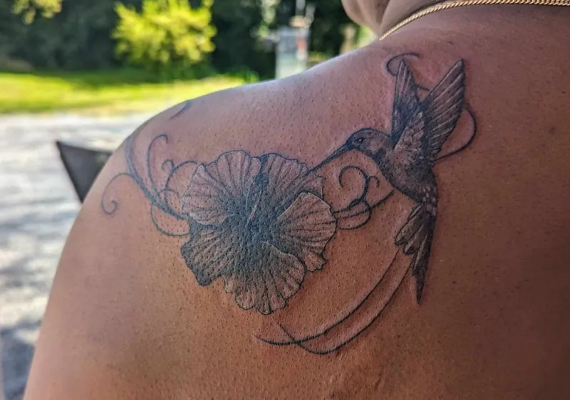 Tatouage hibiscus à Bordeaux